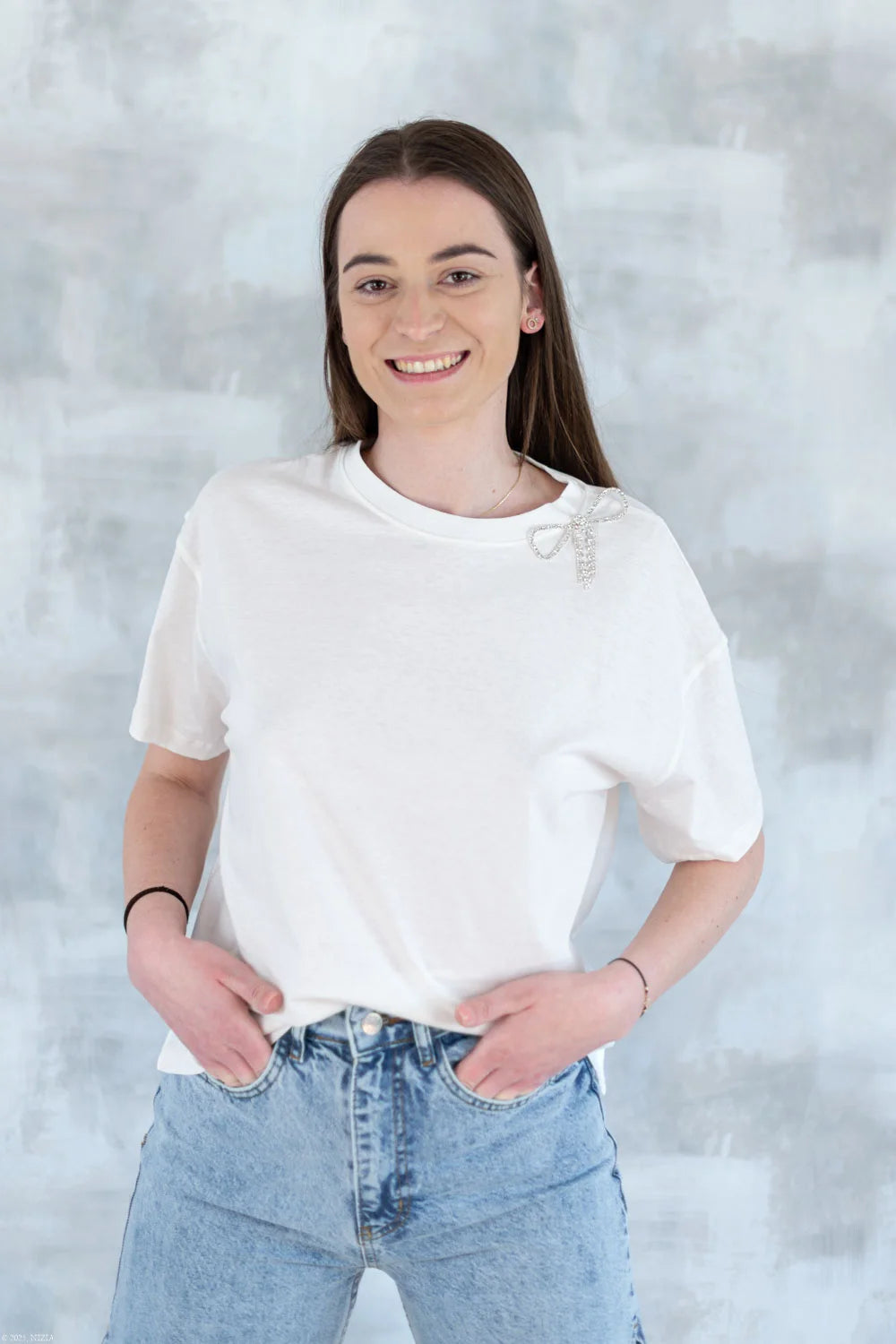 Tricou alb cu broșă tip fundiță detașabilă 12017-017 - NIZIA