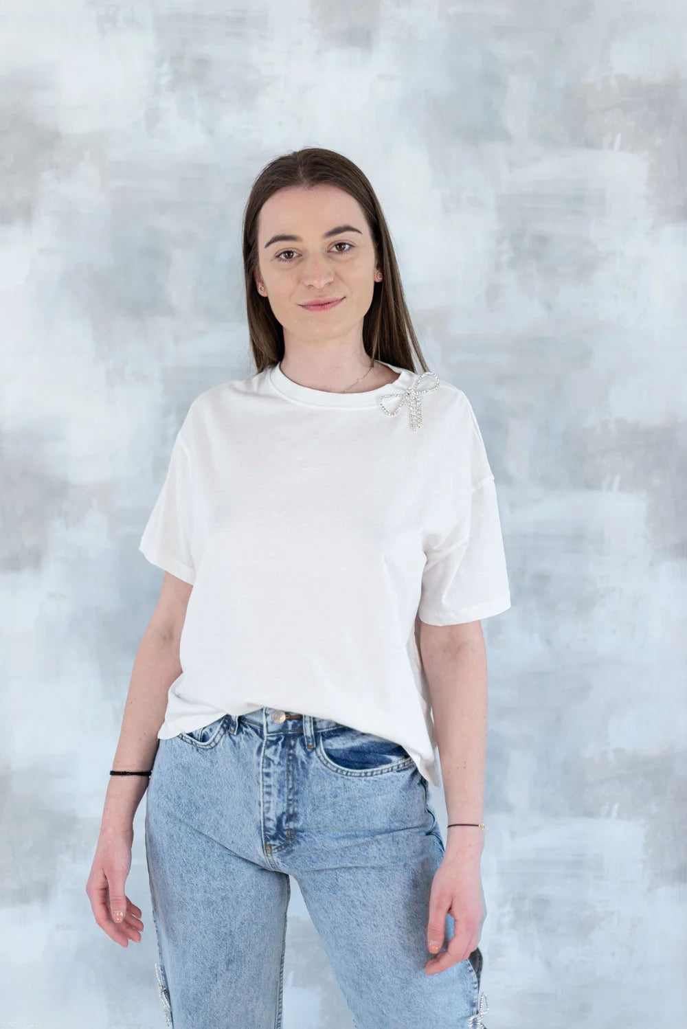 Tricou alb cu broșă tip fundiță detașabilă 12017-017 - NIZIA