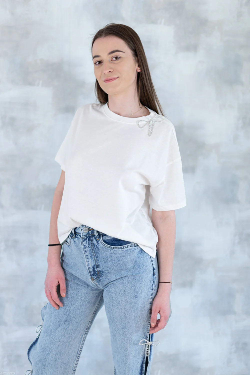 Tricou alb cu broșă tip fundiță detașabilă 12017-017 - NIZIA