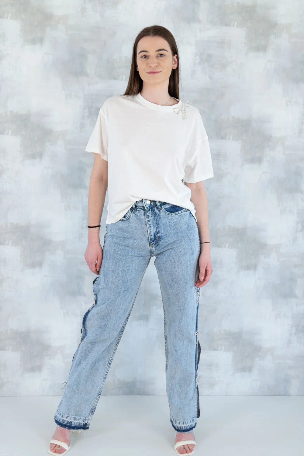 Tricou alb cu broșă tip fundiță detașabilă 12017-017 - NIZIA