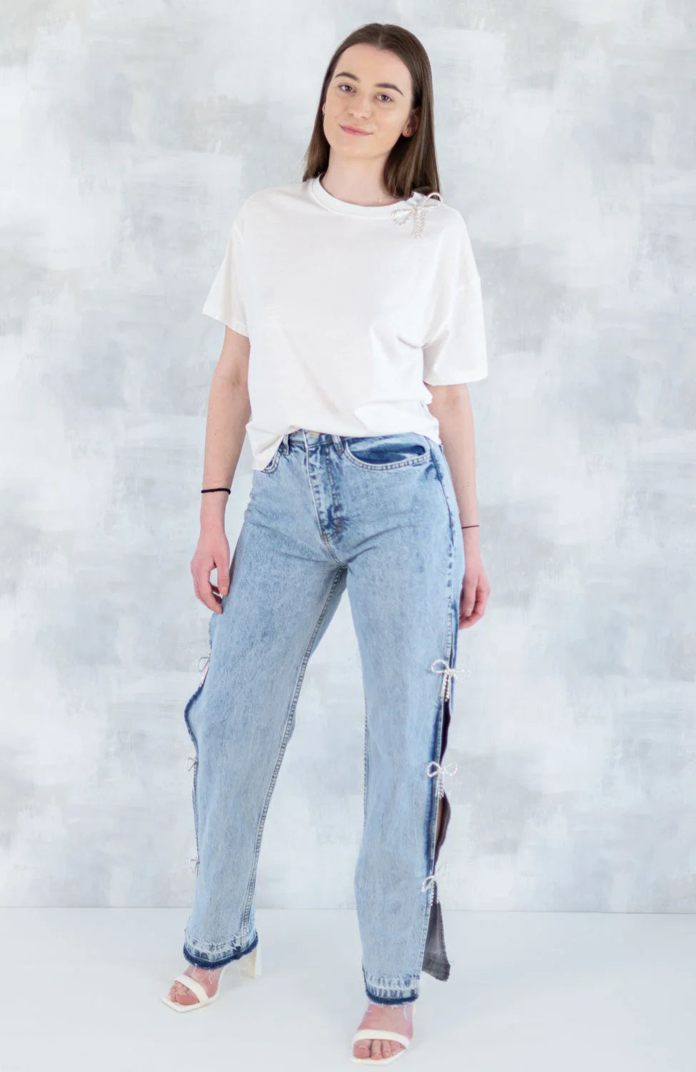 Blugi drepti cu fundițe strălucitoare detașabile – detaliu glam 1002-006 - NIZIA