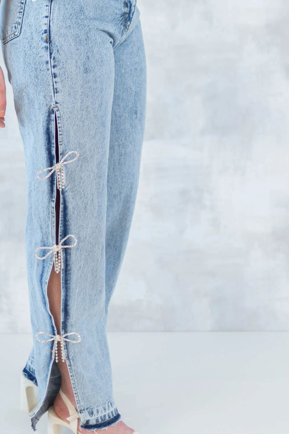 Blugi drepti cu fundițe strălucitoare detașabile – detaliu glam 1002-006 - NIZIA