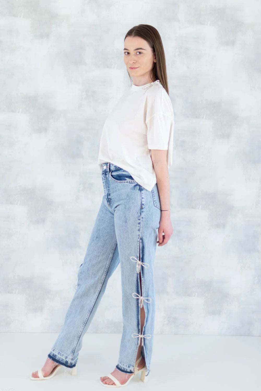 Blugi drepti cu fundițe strălucitoare detașabile – detaliu glam 1002-006 - NIZIA