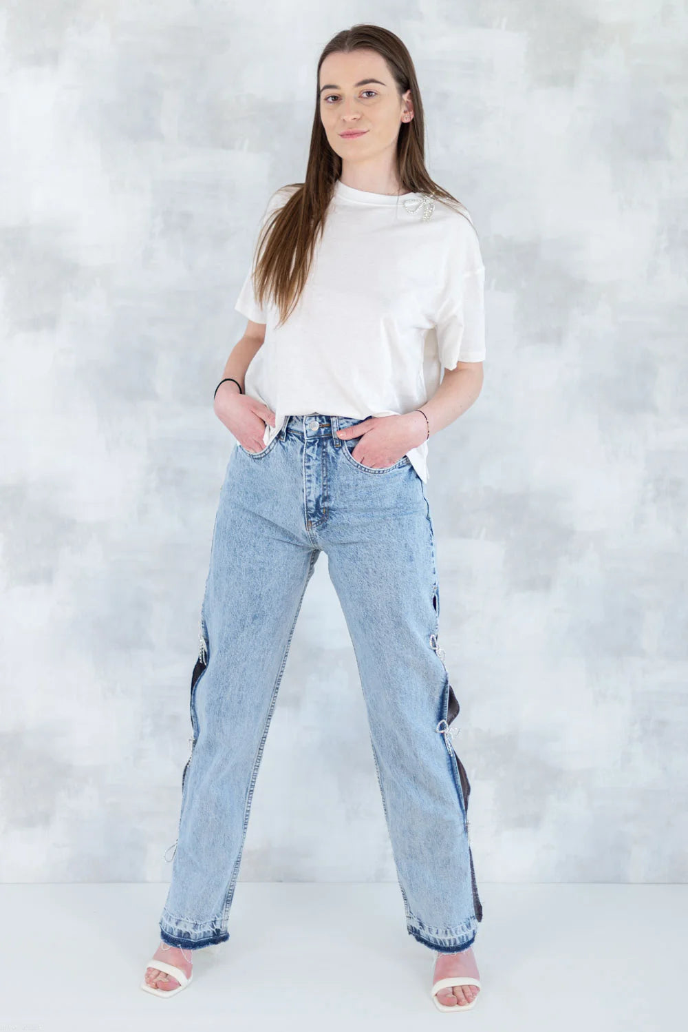 Blugi drepti cu fundițe strălucitoare detașabile – detaliu glam 1002-006 - NIZIA