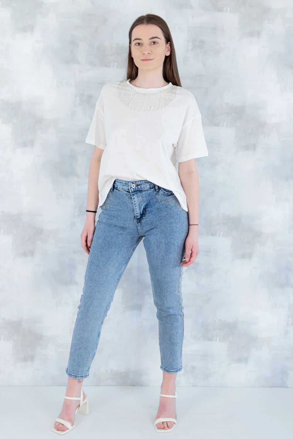 Tricou alb cu aplicații tip colier 12011-017 - NIZIA