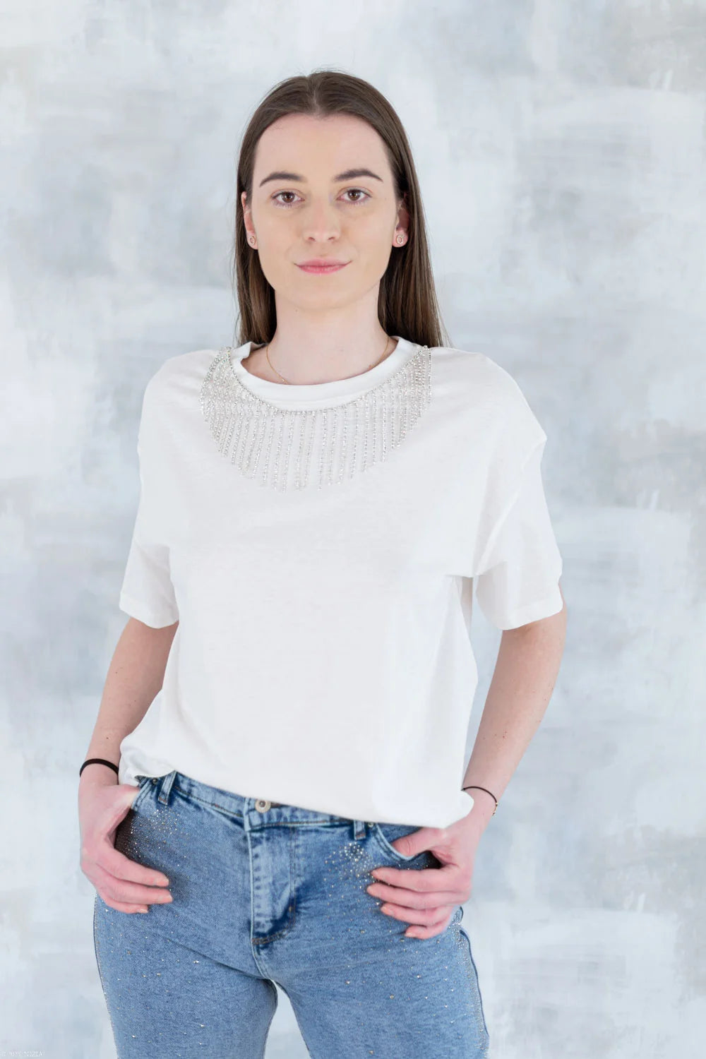 Tricou alb cu aplicații tip colier 12011-017 - NIZIA