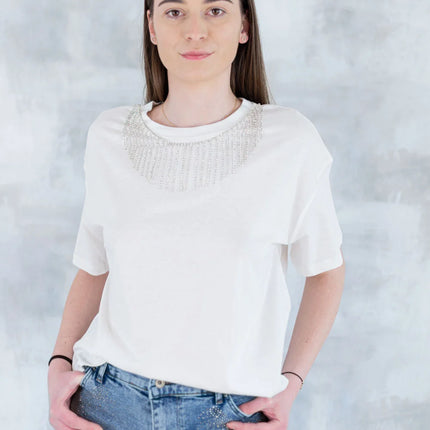 Tricou alb cu aplicații tip colier 12011-017 - NIZIA