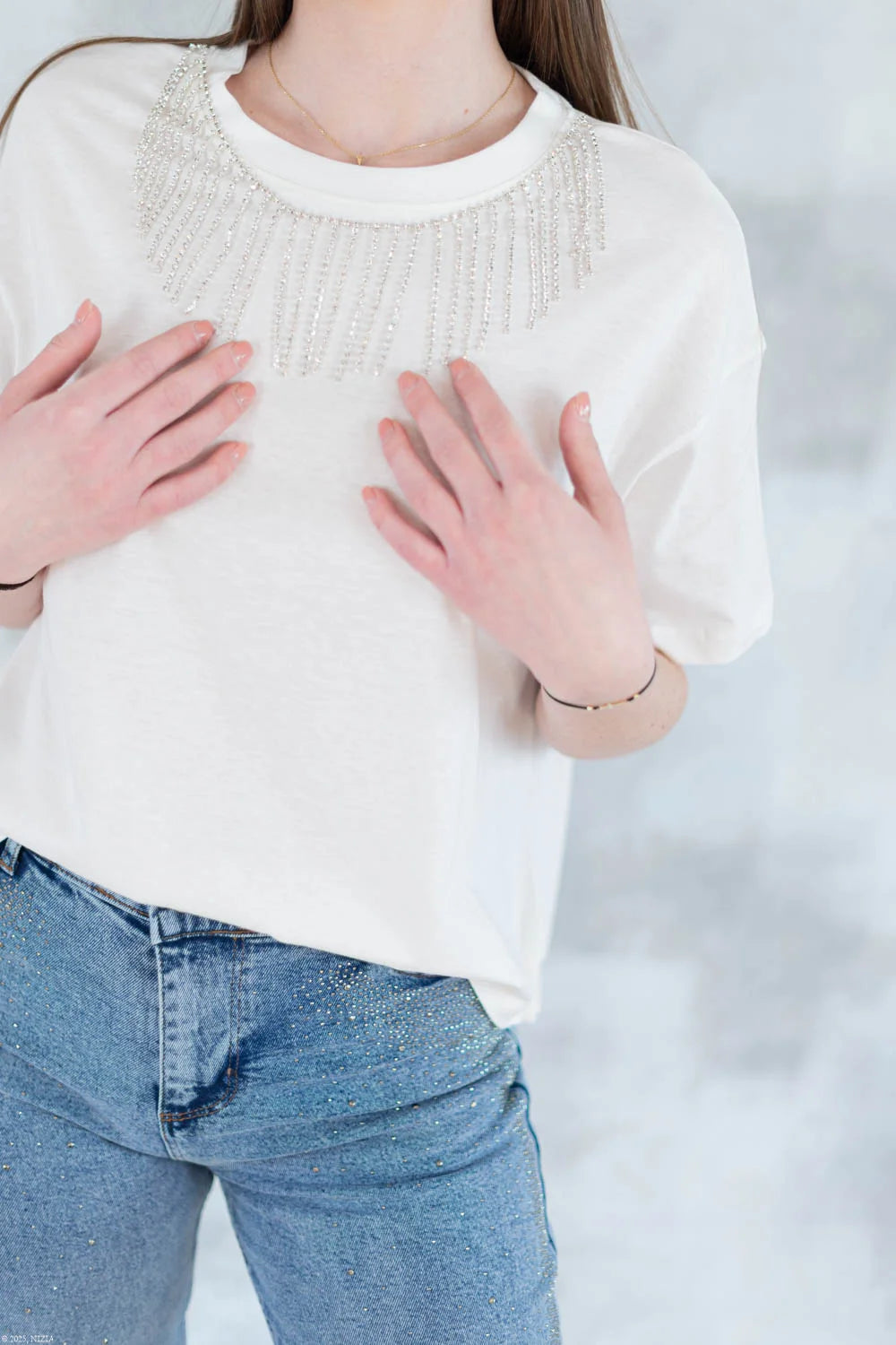 Tricou alb cu aplicații tip colier 12011-017 - NIZIA