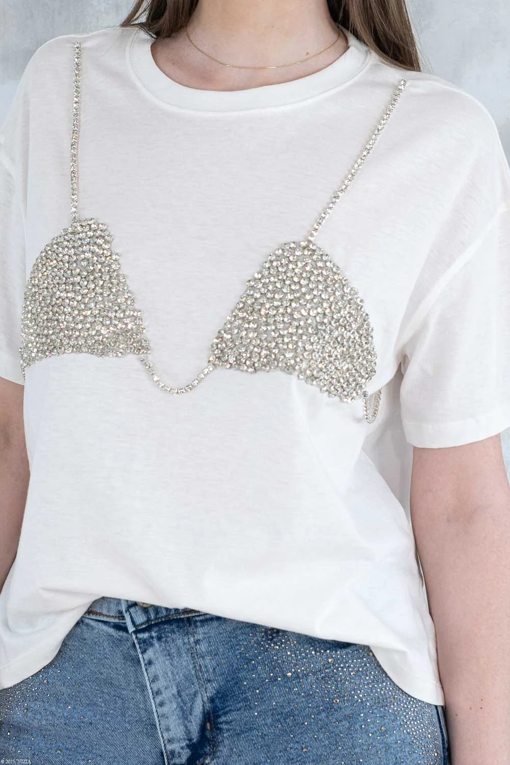 Tricou alb cu aplicație 3D – „Top cu pietre strălucitoare” 12006-012 - NIZIA