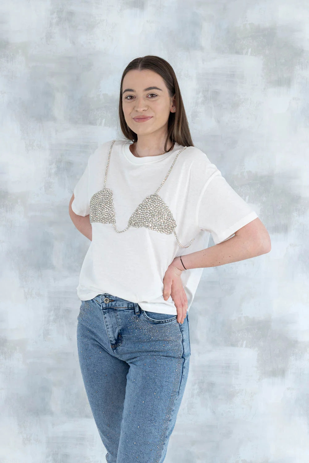 Tricou alb cu aplicație 3D – „Top cu pietre strălucitoare” 12006-012 - NIZIA