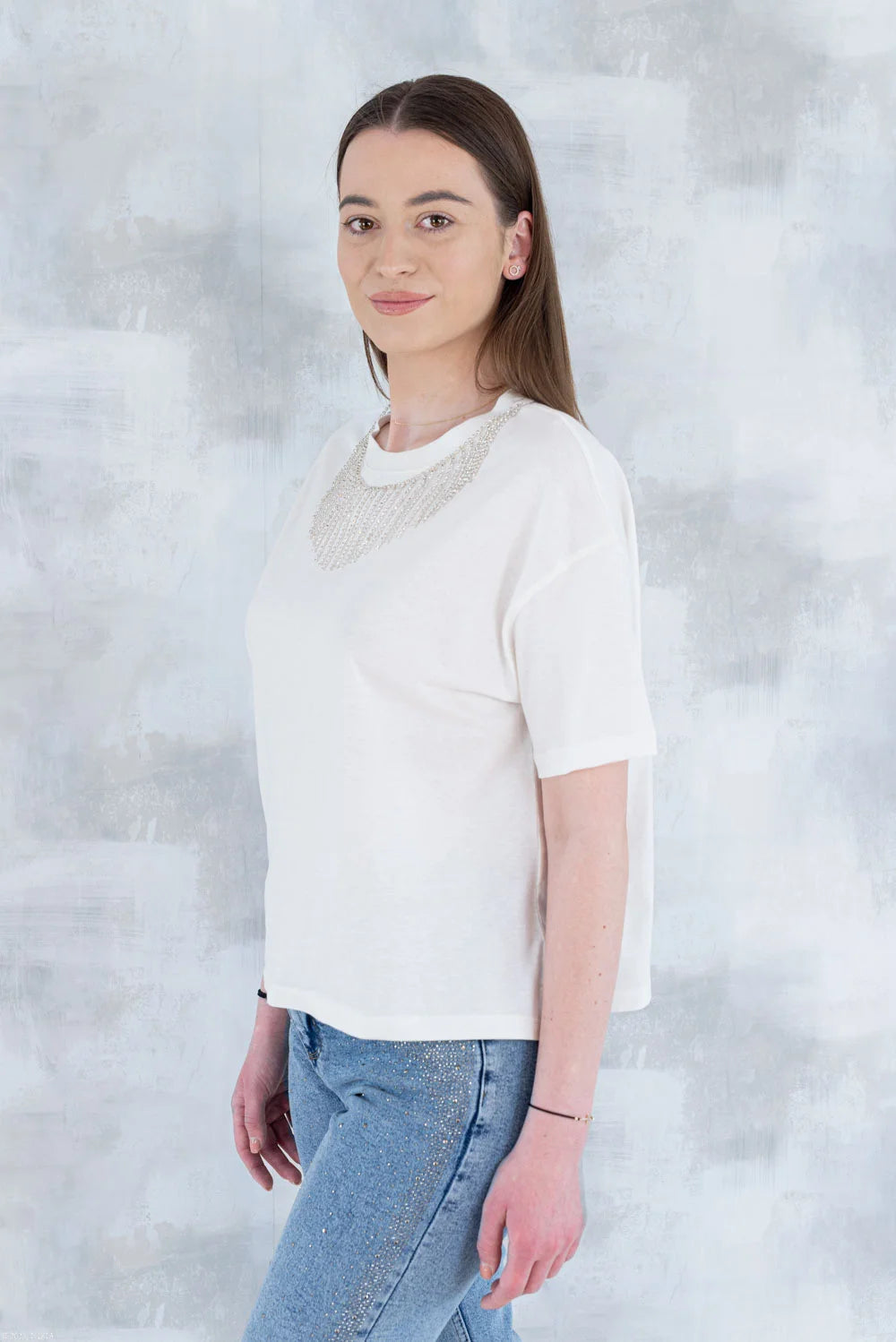 Tricou alb cu aplicații tip colier 12011-017 - NIZIA