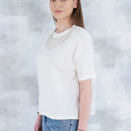 Tricou alb cu aplicații tip colier 12011-017 - NIZIA