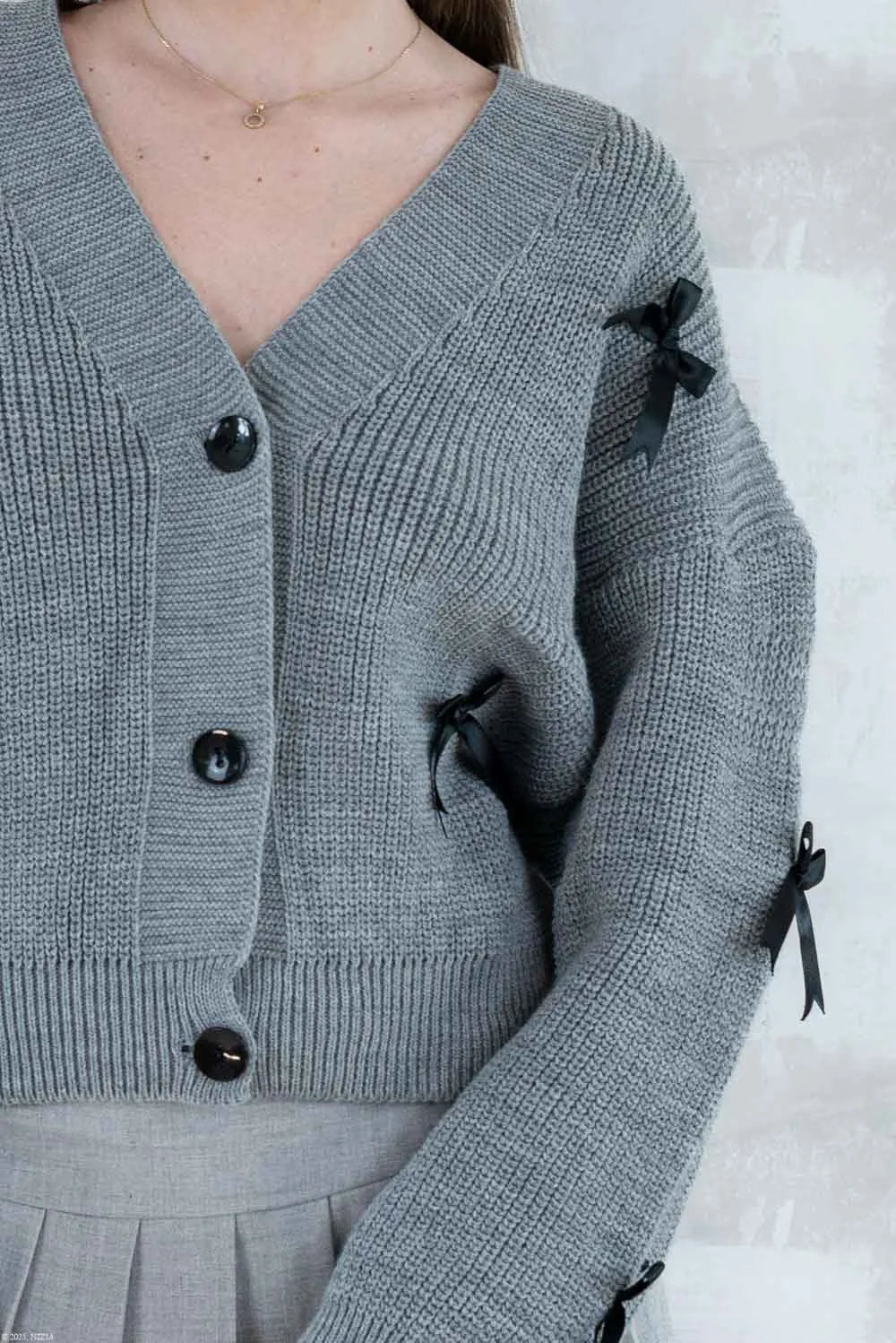 Cardigan chic cu fundițe applicate-gri deschis 4002 - NIZIA
