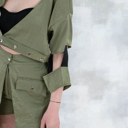 Set 3 Piese Urban Green – Cămașă neagră, bluză asimetrică și pantalon scurt khaki 5005-010 - NIZIA