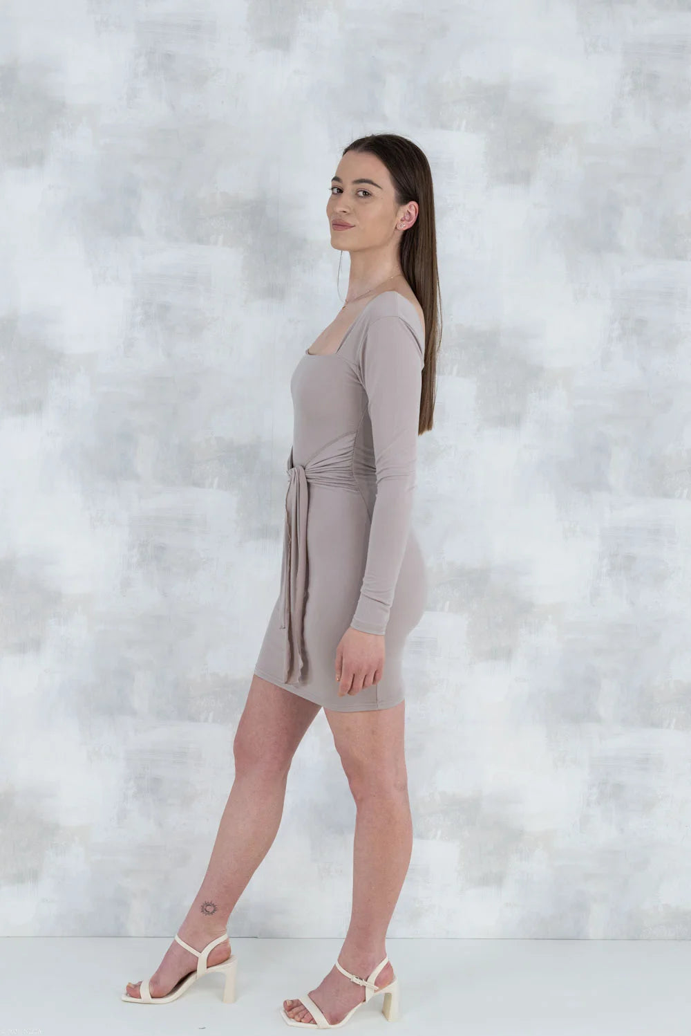 Rochie bej cu efect modelator 10004 - NIZIA