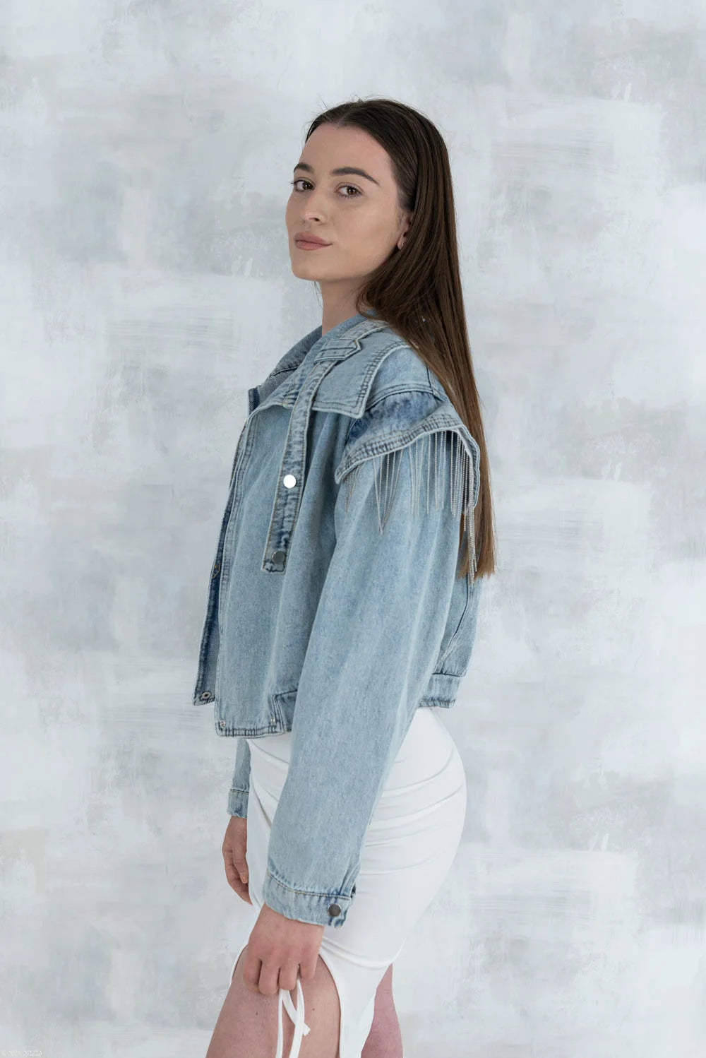 Jachetă crop denim cu detalii metalice 7008 - NIZIA