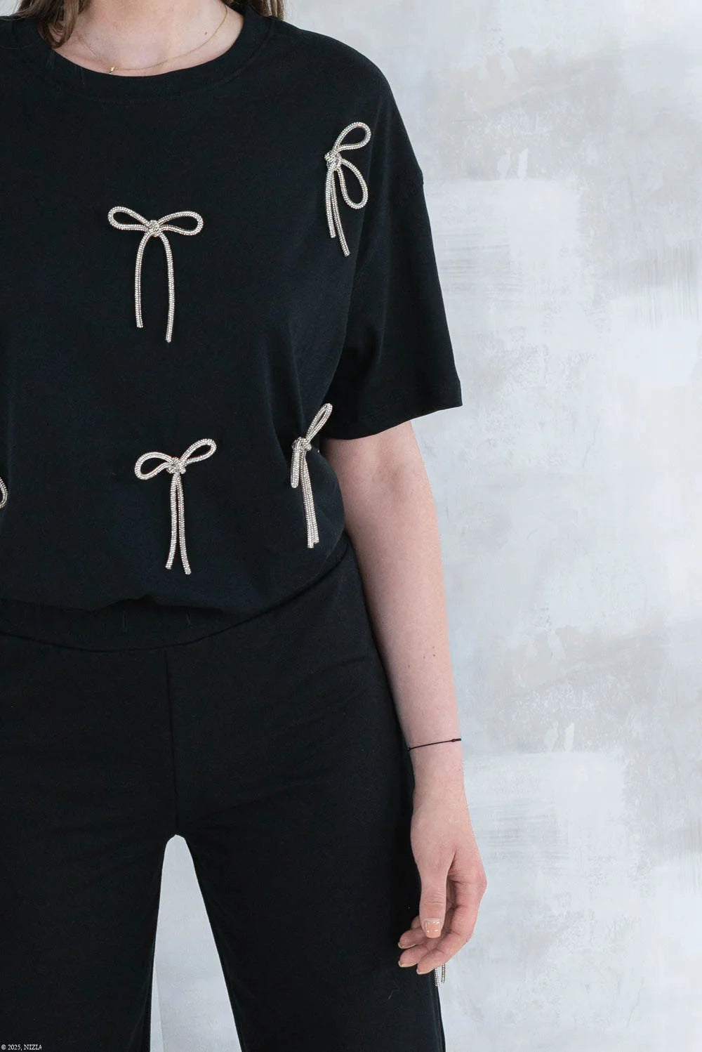 Compleu chic negru cu fundite – tricou&pantaloni 5012 - NIZIA