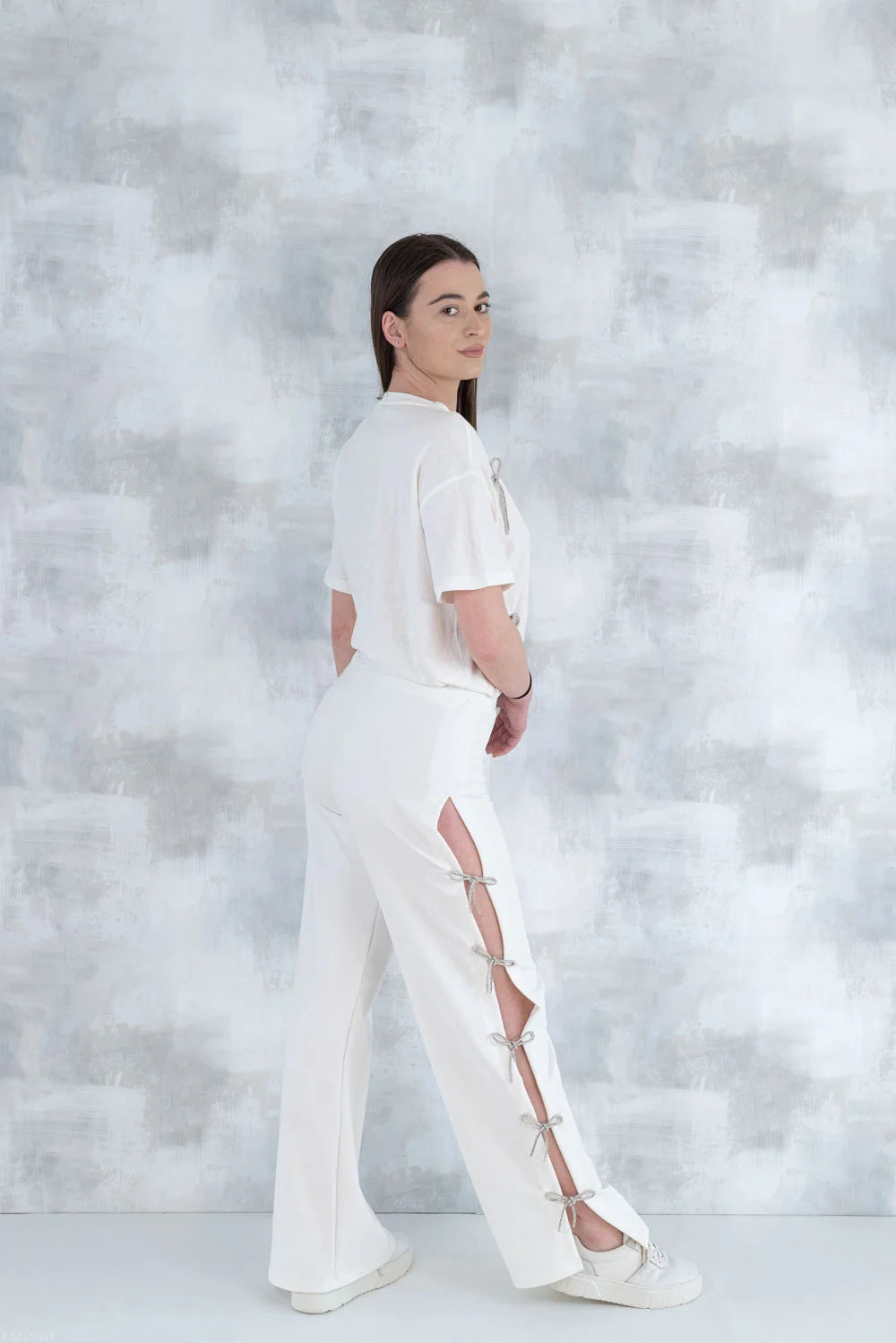Compleu chic alb cu fundite – tricou&pantaloni 5011 - NIZIA